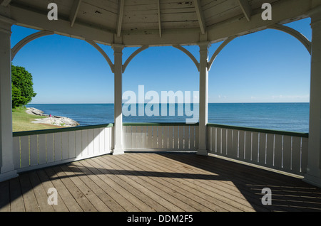 Vue de l'intérieur le gazebo dans Queen's Royal Park, Niagara-on-the-Lake, Ontario, Canada. Banque D'Images