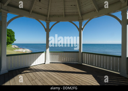 Vue de l'intérieur le gazebo dans Queen's Royal Park, Niagara-on-the-Lake, Ontario, Canada. Banque D'Images