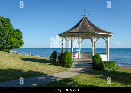 Vue du belvédère à Queen's Royal Park, à Niagara-on-the-Lake, Ontario, Canada avec un couple regardant au-dessus du lac Ontario. Banque D'Images