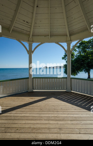 Vue de l'intérieur le gazebo dans Queen's Royal Park, Niagara-on-the-Lake, Ontario, Canada. Banque D'Images