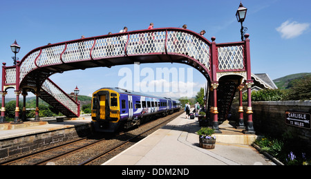 Les passagers qui quittent la Leeds à Carlisle train à régler, Yorkshire Dales National Park, England Banque D'Images