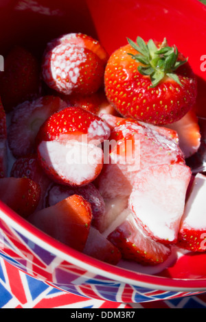 Les fraises dans un bol avec de la crème de l'union flag Banque D'Images