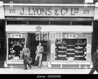 L'extérieur d'un magasin de thé Lyons le long de Piccadilly, Londres, 2 juillet 1953. Artiste : Inconnu Banque D'Images