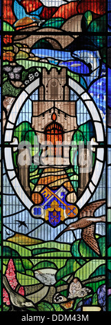L'église Saint Pierre représenté dans les vitraux, les objectifs du millénaire pour fenêtre, Stainforth, Yorkshire Dales National Park, England Banque D'Images