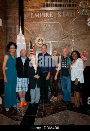 4 septembre 2013 - Manhattan, New York, États-Unis - Mario Batali, chef/auteur/restaurateur, rejoint par ABC's ''croquer'' Carla Hall (à gauche), Clinton Kelly (quatrième à partir de la droite), Daphne Oz (troisième à partir de la droite), Michael Symon (deuxième à droite), Margarette Purvis (à droite), Président et chef de la direction, Banque alimentaire pour la ville de New York, et banque alimentaire fondateur Kathy Goldman (centre) et feux , l'Empire State Building tower s'allume en orange pour la banque alimentaire de la ville de New York et de sensibilisation à la faim, le mercredi, Septembre 4, 2013. (Crédit Image : © Bryan Smith/ZUMAPRESS.com) Banque D'Images