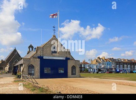 Station de sauvetage de la RNLI Walmer avec drapeau sur le front de mer de Deal, Kent, Angleterre, Royaume-Uni, Grande Bretagne, Banque D'Images