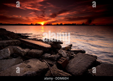 Le soleil se couche sur la rivière Detroit de Windsor, en Ontario. Banque D'Images