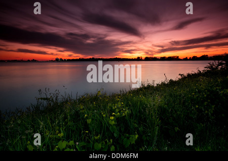 Le soleil se couche sur la rivière Detroit de Windsor, en Ontario. Banque D'Images