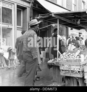 L'homme afro-antillaise dans un marché, Londres, c1960-c1980. Artiste : Henry Grant Banque D'Images