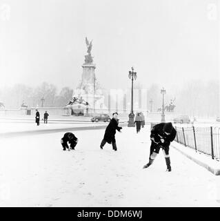 Enfants jouant dans la neige, Londres, 1957. Artiste : Henry Grant Banque D'Images