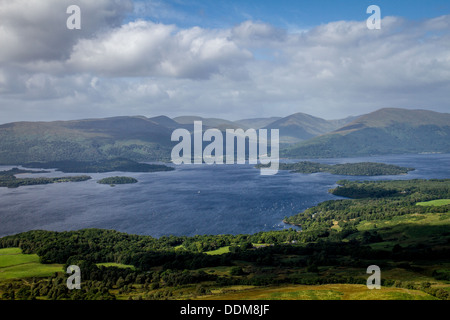 Le Loch Lomond loch écossais d'eau douce sur la limite des hautes terres faute. La plus grande étendue d'eau intérieure en Grande-Bretagne Banque D'Images