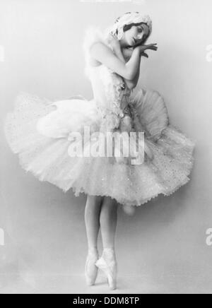 Anna Pavlova dans 'Dying Swan' (le cygne), c1905. Artiste : Inconnu Banque D'Images