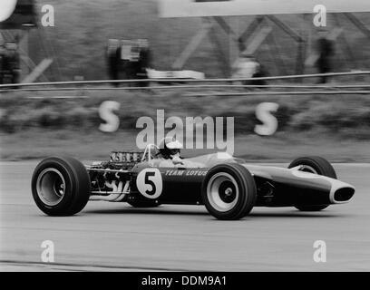 Jim Clark au volant de la Lotus 49 au Grand Prix de Grande-Bretagne, Silverstone, 1967. Artiste : Inconnu Banque D'Images