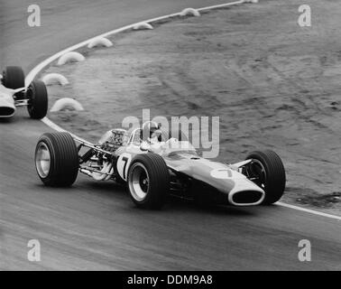 Graham Hill dans un Lotus 49, Grand Prix de France, Le Mans, 1967. Artiste : Maxwell Boyd Banque D'Images