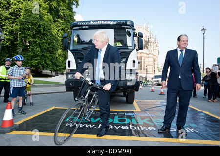 Londres, UK - 4 septembre 2013 : le maire de Londres Boris Johnson et le ministre des Transports Stephen Hammond prendre part à la Metropolitan Police 'Echange de lieux' manifestation, organisée pour faire connaître les problèmes de sécurité rencontrés par les chauffeurs routiers et les cyclistes. Credit : Piero Cruciatti/Alamy Live News Banque D'Images