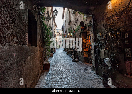 Orvieto en Ombrie, Italie, rue étroite avec de petites boutiques. Banque D'Images