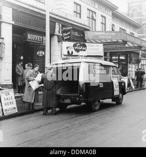 1958 Bedford CA van offrant l'Evening Standard, Londres, 1958. Artiste : Inconnu Banque D'Images