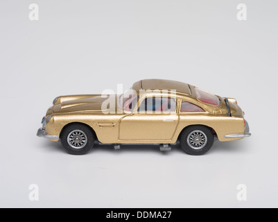 Corgi Toys (261) Modèle moulé de James Bond Aston Martin DB5 dans Goldfinger avec siège éjectable produites en 1965 Banque D'Images
