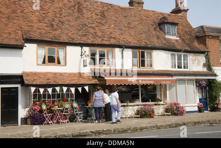 Cranbrook Kent England UK Les clients en dehors de la boulangerie café sur la rue principale Banque D'Images