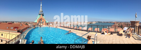 Piscine sur le toit avec vue sur Venise à l'hôtel Hilton Molino Stucky Hotel, Italie Août 2013 Banque D'Images