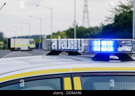 Carrickfergus (Irlande du Nord), 4 septembre 2013 - une route étroite PSNI en raison d'une alerte à la bombe. L'escouade de l'armée de "bombe ATO' camions dans l'arrière-plan. Crédit : Stephen Barnes/Alamy Live News Banque D'Images