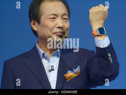 Berlin, Allemagne. Le 04 août, 2013. JK Shin, Président et directeur général, chef de l'informatique et des communications mobiles de la Division Samsung Electronics, présente le nouveau Samsung Galaxy Gear' 'smartwatch au cours de l'émission de radio internationale (IFA) au Tempodrom de Berlin, Allemagne, 04 septembre 2013. Photo : RAINER JENSEN/dpa/Alamy Live News Banque D'Images
