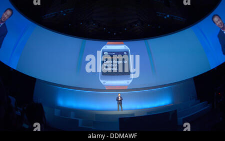 Berlin, Allemagne. Le 04 août, 2013. JK Shin, Président et directeur général, chef de l'informatique et des communications mobiles de la Division Samsung Electronics, présente le nouveau Samsung Galaxy Gear' 'smartwatch au cours de l'émission de radio internationale (IFA) au Tempodrom de Berlin, Allemagne, 04 septembre 2013. Photo : RAINER JENSEN/dpa/Alamy Live News Banque D'Images