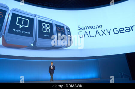 Berlin, Allemagne. Le 04 août, 2013. JK Shin, Président et directeur général, chef de l'informatique et des communications mobiles de la Division Samsung Electronics, présente le nouveau Samsung Galaxy Gear' 'smartwatch au cours de l'émission de radio internationale (IFA) au Tempodrom de Berlin, Allemagne, 04 septembre 2013. Photo : RAINER JENSEN/dpa/Alamy Live News Banque D'Images