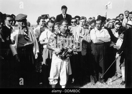 Stirling Moss, lauréat du Grand Prix de Grande-Bretagne Aintree, 1955. Artiste : Inconnu Banque D'Images