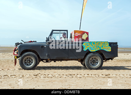 Ices de vente à partir d'un Land Rover sur Old Hunstanton beach. Banque D'Images