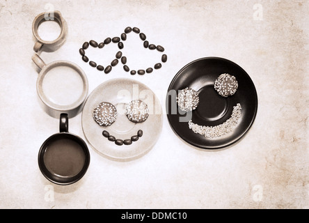 Illustrations de style grunge, deux tasses de café, pot à lait, coeur forme des grains de café et fait sourire de grains de café et biscuits Banque D'Images