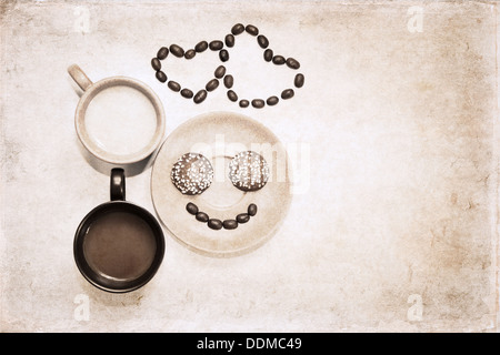 Illustrations de style grunge, deux tasses de café, des formes cœur de grains de café et le sourire fait de grains de café et biscuits Banque D'Images