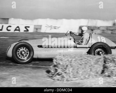 Luigi Villoresi remportant le Grand Prix de Grande-Bretagne, Silverstone, octobre 1948. Artiste : Inconnu Banque D'Images