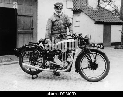 Donald Campbell à l'extérieur d'un garage à Headley Park, Surrey, 1938. Artiste : Inconnu Banque D'Images