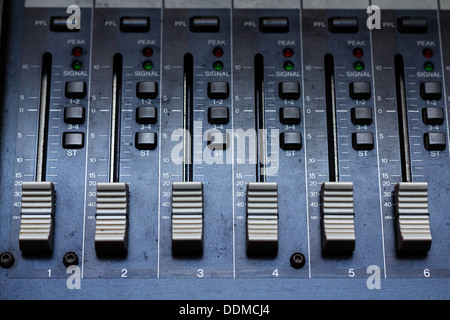 Console de mixage audio dans un studio d'enregistrement. Curseurs d'un ingénieur du son Banque D'Images