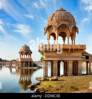 Gadi Sagar (Gadisar Lake) est l'une des plus importantes attractions touristiques dans la région de Jaisalmer, Rajasthan, Inde du Nord. Banque D'Images