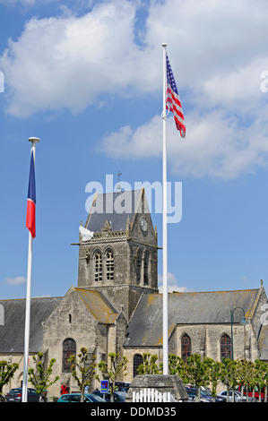 L'église de Sainte-Mère-Église, la Normandie, avec le mannequin de l'American paratrooper John Steele suspendu au clocher d'église Banque D'Images