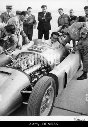 Alberto Ascari au volant de la nouvelle voiture Lancia, Grand Prix 1955. Artiste : Inconnu Banque D'Images