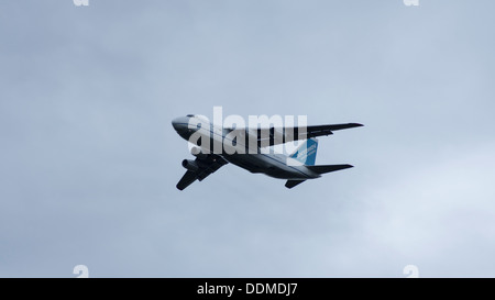 UR-82073 Antonov 124-100 jumbo jet avion transporteur cargo underbelly phares d'atterrissage, volets sortis sur ciel nuageux Banque D'Images