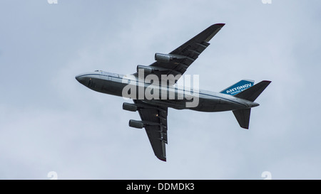 UR-82073 Antonov 124-100 jumbo jet avion transporteur cargo underbelly phares d'atterrissage, volets sortis sur ciel nuageux Banque D'Images