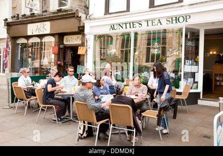 Boutique de thé, des tantes, avec les gens de boire et de s'asseoir dehors en été, St Marys Passage, centre-ville de Cambridge, UK Banque D'Images