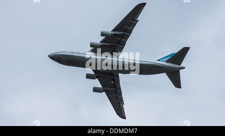 UR-82073 Antonov 124-100 jumbo jet avion transporteur cargo underbelly phares d'atterrissage, volets sortis sur ciel nuageux Banque D'Images