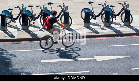 Dépassement de ligne de Boris cycliste vélos Barclays station d'Victoria Embankment London angleterre Europe Banque D'Images