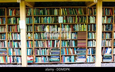 Plein air plein air des étagères à l'honnêteté bookshop Hay-on-Wye Powys Pays de Galles Grande-bretagne Europe Banque D'Images