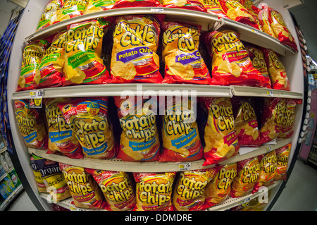 Un écran de marque maison savoureuses croustilles de pommes de terre sont vus dans un supermarché de New York Banque D'Images