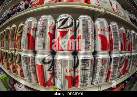 Les canettes de Coke diète sur un supermarché magasin à New York le jeudi 29 août, 2013. (© Richard B. Levine) Banque D'Images