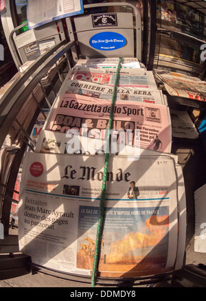 Une collection de journaux ethniques affichée à un kiosque à journaux, à New York, le jeudi, 29 août, 2013. (© Richard B. Levine) Banque D'Images