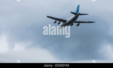 UR-82073 Antonov 124-100 jumbo jet avion transporteur cargo underbelly phares d'atterrissage, volets sortis sur ciel nuageux Banque D'Images