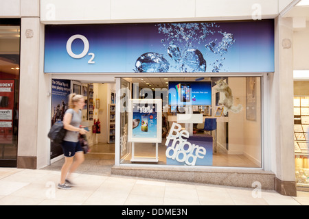 Extérieur du magasin O2, The Lion Yard, Cambridge, Royaume-Uni Banque D'Images
