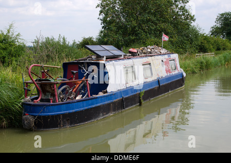 Bateau étroit sur le Kennet and Avon Canal près de Bath dans le Somerset en Angleterre Banque D'Images